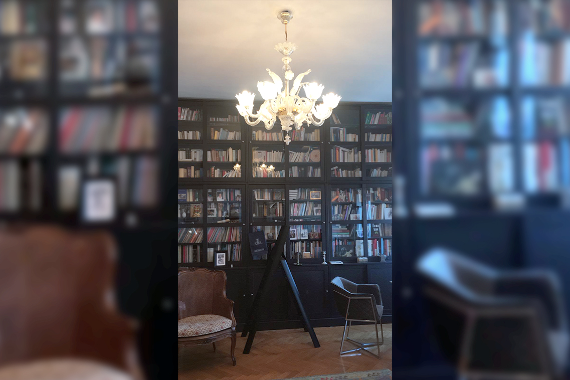 lampadario in vetro di murano per una libreria in legno 